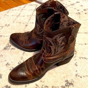 Arias “Billie” Women’s Ankle Booties, size 8